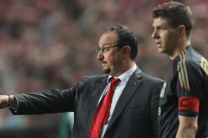 Rafael Benitez (kiri) dan Steven Gerrard, saat keduanya masih membela Liverpool menghadapi laga leg pertama perempat final Liga Champion menghadapi Benfica di Estadio da Luz, Lisbon, Portugal, pada 1 April 2010.