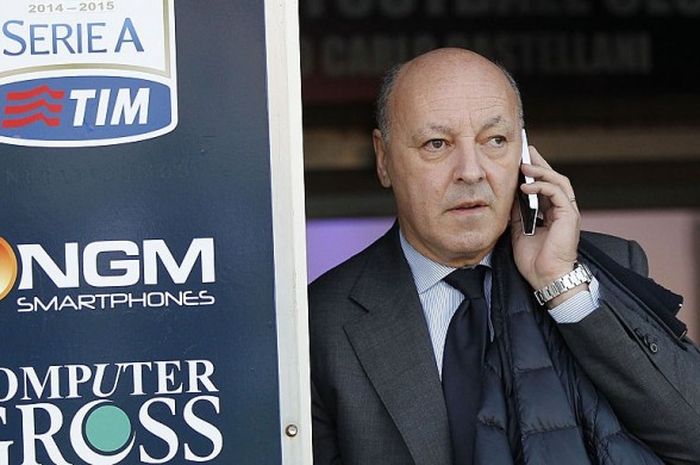 Giuseppe Marotta tengah melakukan berkomunikasi lewat telepon ketika menyaksikan pertandingan Juventus melawan Empoli di Stadion Carlo Castellani pada 1 November 2014. 