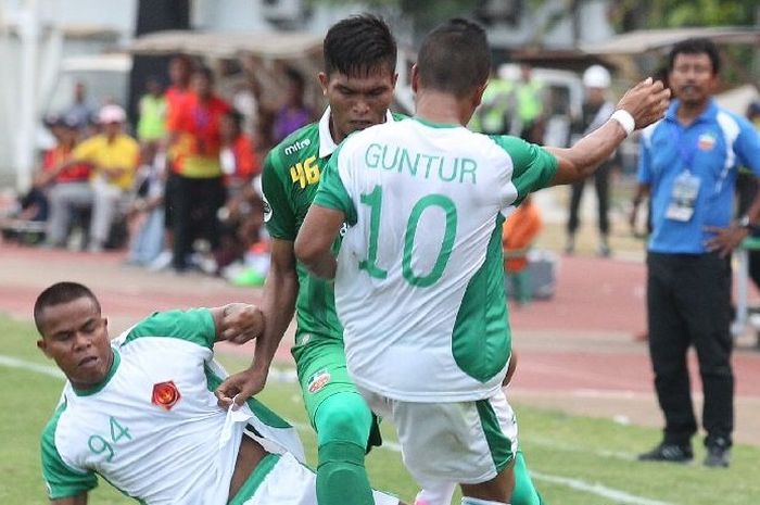Gelandang PS TNI, Guntur Triadji, berduel memperebutkan bola di laga Surabaya United vs PS TNI.