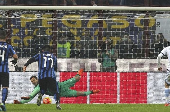 Kiper Inter Milan, Samir Handanovic, memblok tendangan penalti Antonio Candreva pada laga Inter kontra Lazio di Giuseppe Meazza pada Minggu (20/12/2015).