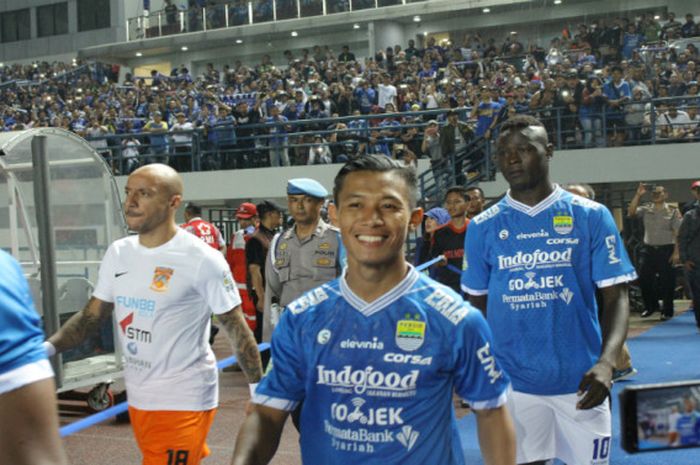  Henhen Herdiana memasuki Gelora Bandung Lautan Api saat Persib menjamu Borneo FC (21/4/2018)  
