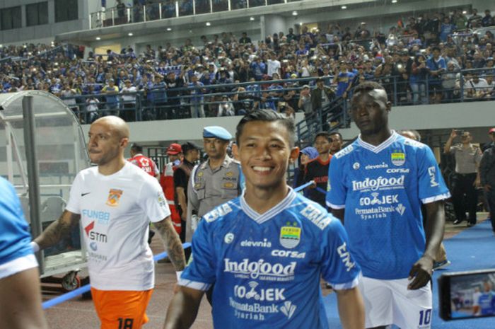 Henhen Herdiana memasuki Gelora Bandung Lautan Api saat Persib menjamu Borneo FC (21/4/2018) 