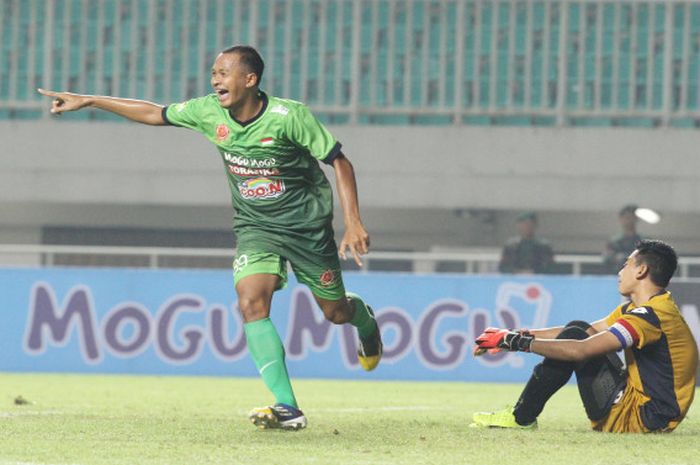 Penyerang PS TNI, Sansan Fauzi Husaeni merayakan golnya ke gawang Persela Lamongan, Sabtu (27/5/2017).