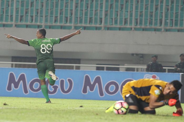 Penyerang PS TNI, Sansan Fauzi Husaeni merayakan golnya ke gawang Persela Lamongan, Sabtu (27/5/2017).