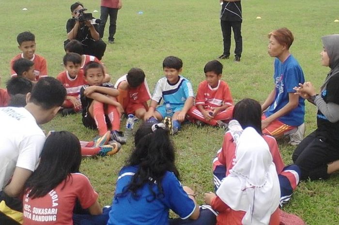Festival sepak bola usia dini yang diselenggarakan Komunitas Rumah Cemara dalam memperingati Hari AIDS Sedunia 2015 di lapangan sepak bola Secapa AD, Jalan Hegarmanah, Bandung, Selasa (1/12/2015).