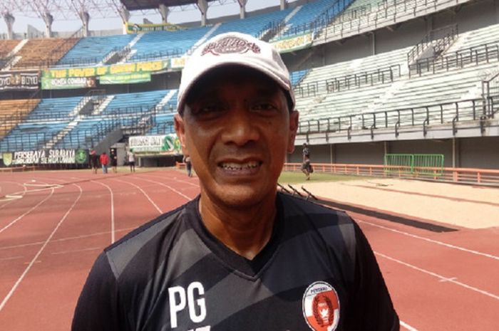 Pelatih kepala Perseru Serui, I Putu Gede Dwi Santoso memberikan keterangan kepada awak media usai latihan, Sabtu (24/3/2018) di Gelora Bung Tomo Surabaya.