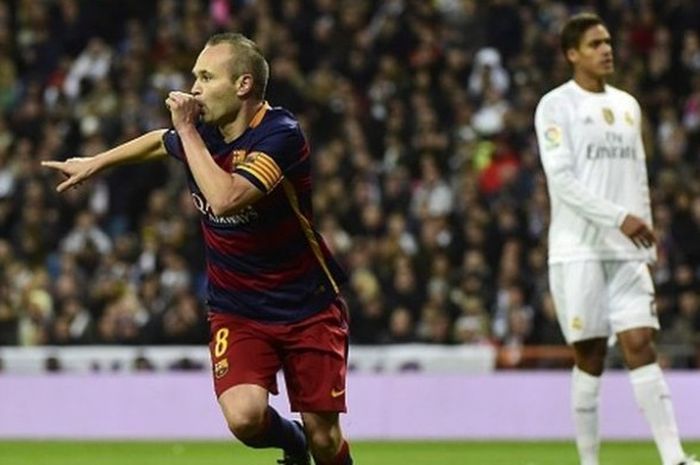 Kapten Barcelona, Andres Iniesta, merayakan gol ke gawang Real Madrid pada laga El Clasico, Sabtu (2