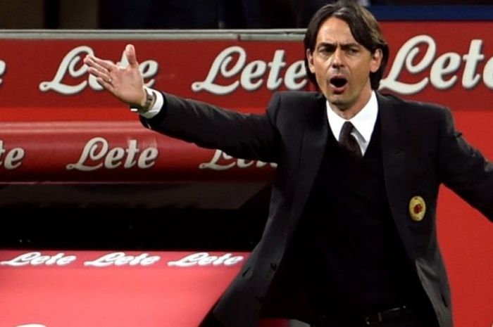 Pelatih AC Milan, Filippo Inzaghi, bereaksi pada laga Serie A antara Inter dan AC Milan di San Siro pada 19 April 2015.