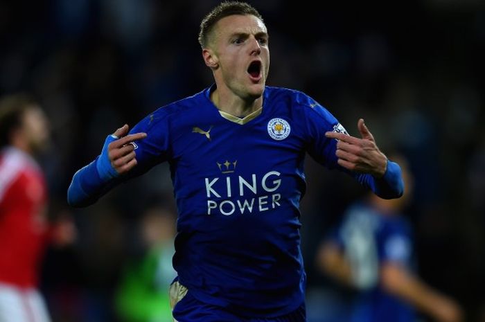 Jamie Vardy melakukan selebrasi usai mencetak gol ke gawang Manchester United sekaligus memecahkan rekor sebagai pencetak 11 gol pertama di Premier League di King Power Stadium, Sabtu (28/11/2015) malam WIB. 