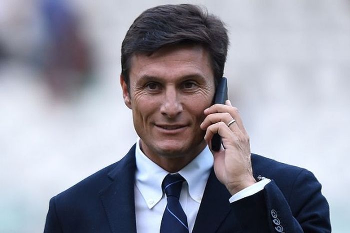 Wakil Presiden Inter Milan, Javier Zanetti, tengah berkomunikasi dengan telepon genggam saat I Nerazzurri menghadapi Torino pada 31 Agustus 2014 di Stadion Olimpico. 