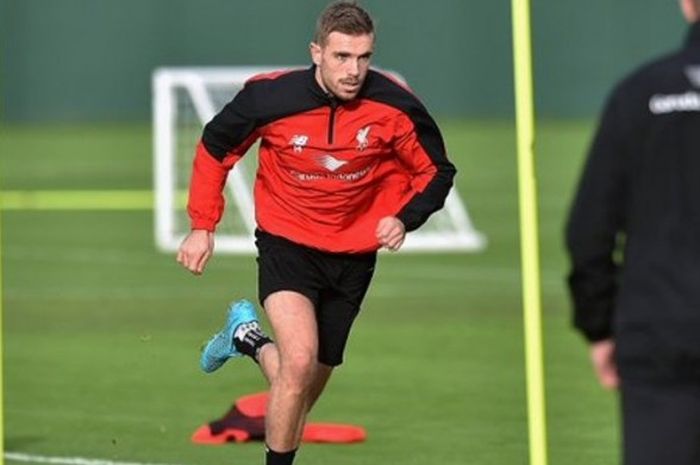 Jordan Henderson mengikuti sesi latihan rutin Liverpool di Kompleks Melwood, 27 November 2015.