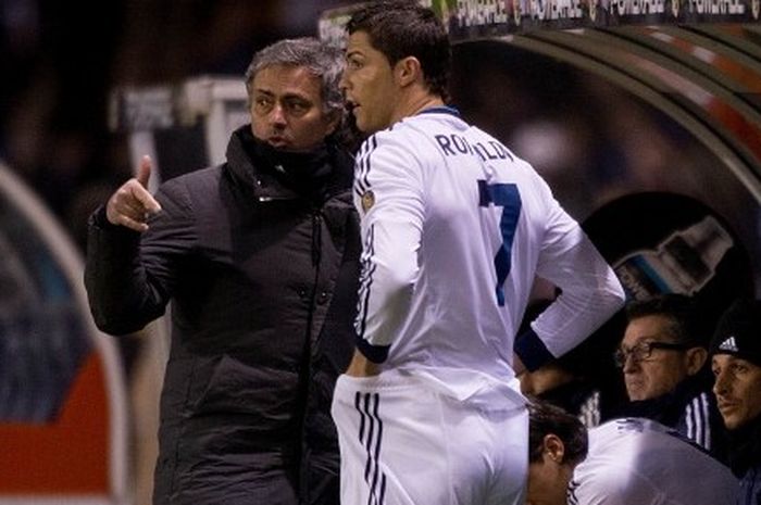 Pelatih Real Madrid, Jose Mourinho (kiri), memberi instruksi kepada bintangnya, Cristiano Ronaldo, dalam pertandingan La Liga kontra Deportivo La Coruna di stadion Riazor, 23 Februari 2013