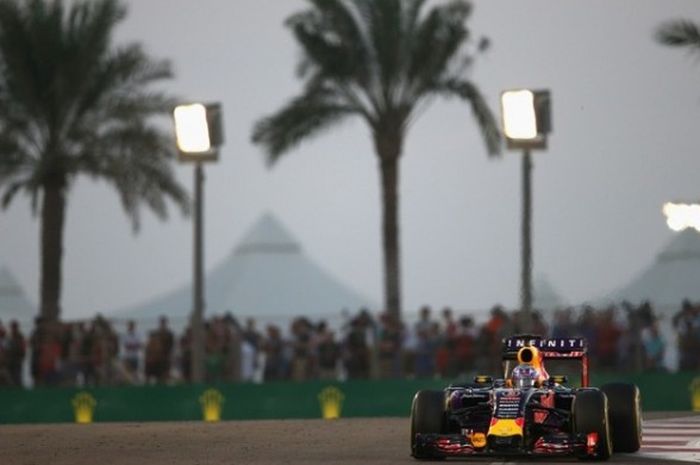 Daniel Ricciardo, pebalap Red Bull, saat beraksi di GP Abu Dhabi, Minggu (29/11/2015).