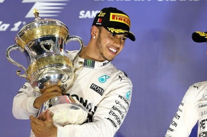 Lewis Hamilton (kiri), merayakan kemenangan di GP Bahrain pada 19 April 2015 bersama Nico Rosberg.