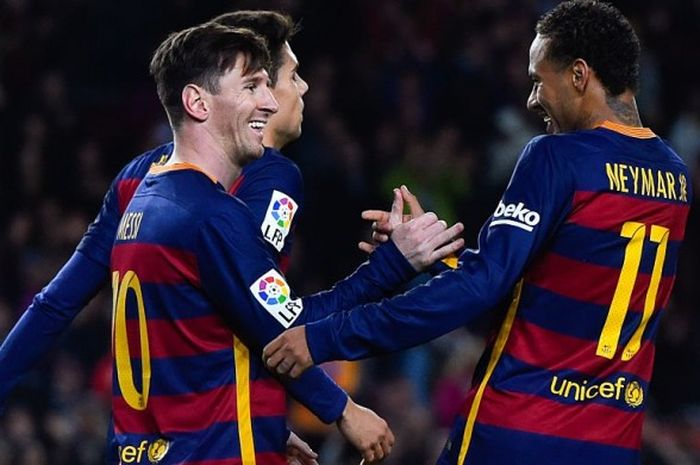 Lionel Messi (kiri) melakukan selebrasi bersama Neymar setelah mencetak gol keempat Barcelona atas Real Sociedad di Camp Nou, Sabtu (28/11/2015). 