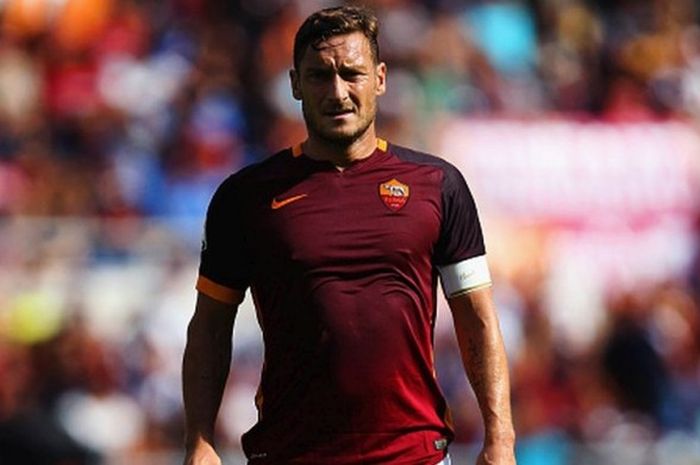 Kapten AS Roma, Francesco Totti, berada di atas lapangan saat bersiap meladeni Sassuolo dalam pertandingan Serie A di stadion Olimpico, Roma, Italia, 20 September 2015.
