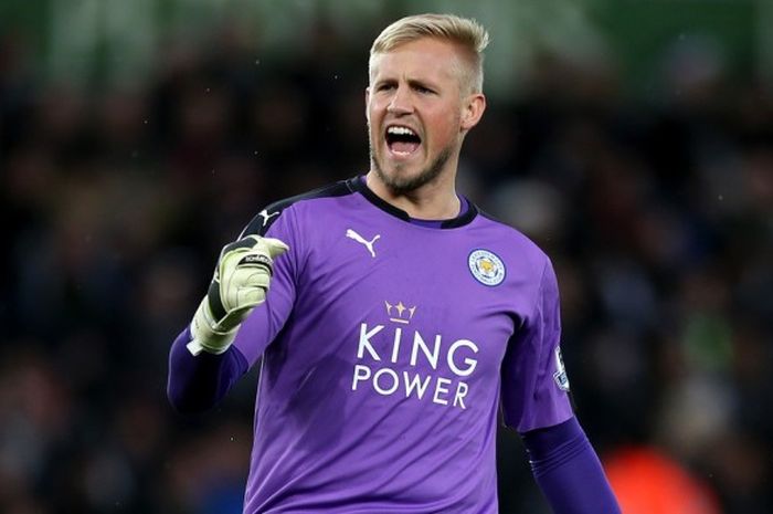 Kasper Schmeichel, kiper Leicester City saat beraksi melawan Swansea City pada 5 Desember 2015.