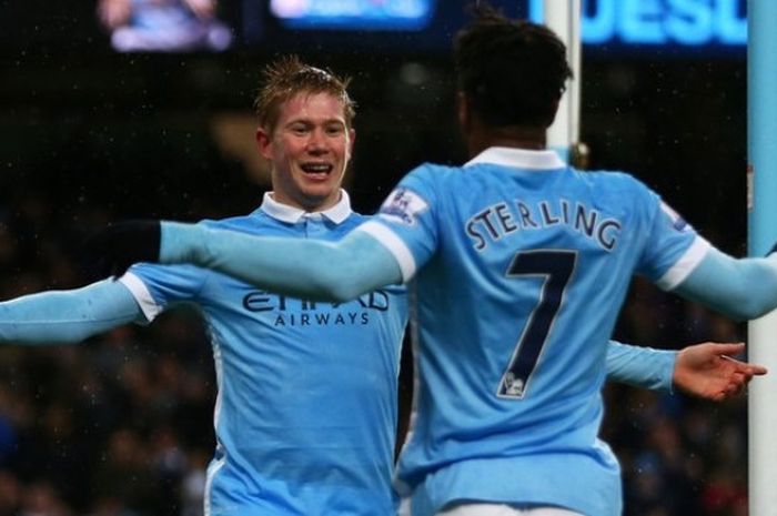 Kevin de Bruyne (kiri) melakukan selebrasi gol pertama Manchester City bersama rekan satu timnya Raheem Sterling saat melawan Southampton di Etihad Stadium pada 28 November 2015. 