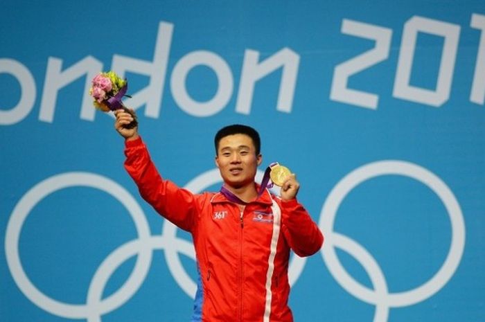  Lifter Korea Utara, Kim Un-guk (Korea Utara) saat meraih medali emas Olimpiade London, di Excel, (30/7/2012) 