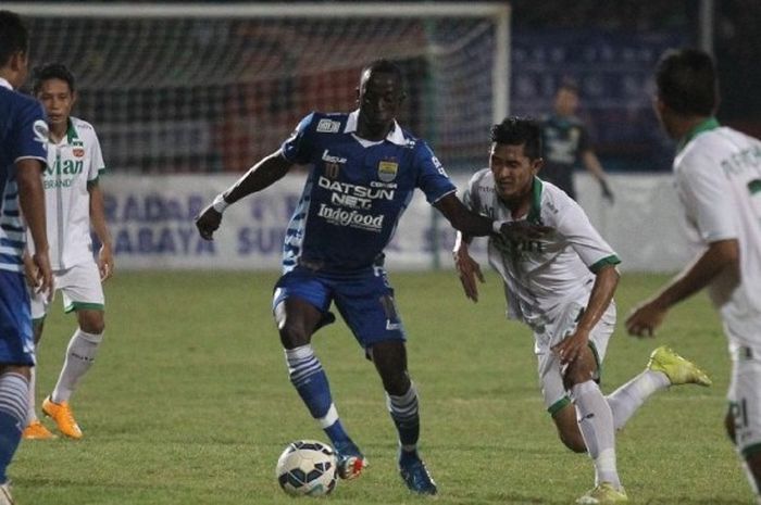Penyerang Persib, Makan Konate, beraksi saat melawan Surabaya United di ajang Piala Jenderal Sudirman pada 21 November 2015.