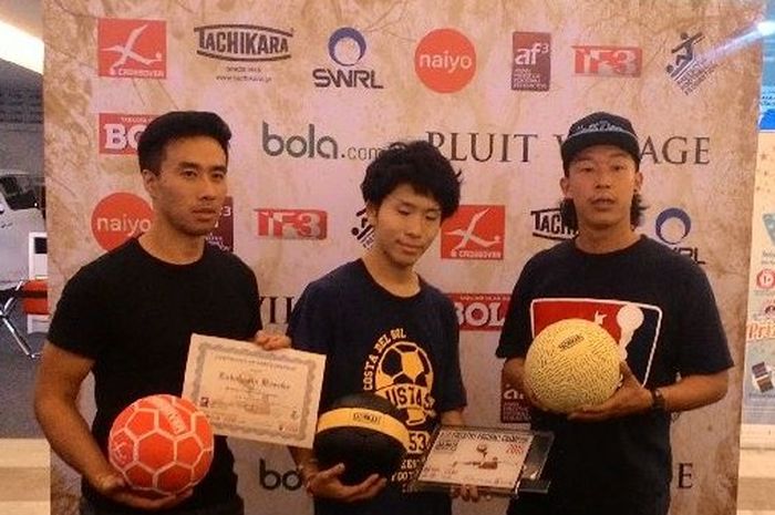 Hoai-Nam Nguyen alias Nam the Man (kiri) bersama juara Asian Freestyle Football Chamionship 2015, Kozuke (tengah).