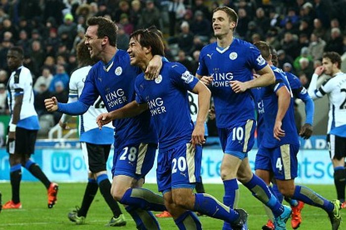 Para pemain Leicester City merayakan gol Shinji Okazaki ke gawang Newcastle pada Sabtu (21/11/2015) di St James' Park.