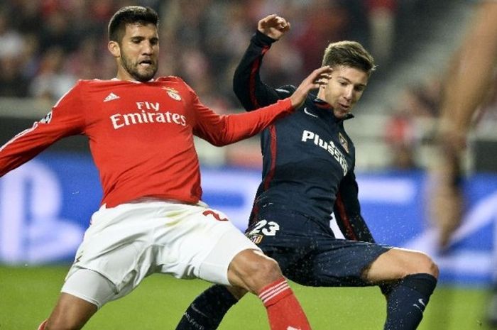 Bek Benfica, Lisandro Lopez (kiri), berduel dengan penyerang Atletico, Luciano Vietto, di laga Liga Champions di Lisbon pada 8 Desember 2015.