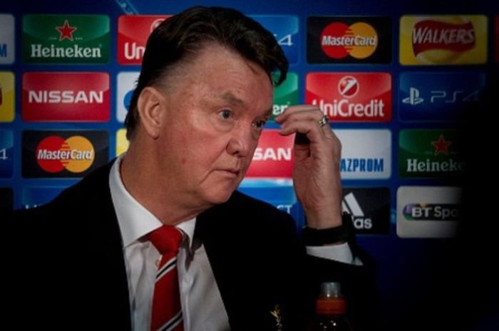 Louis van Gaal tengah berbicara saat sesi konferensi pers di Old Trafford, Selasa (24/11/2015), jelang pertandingan melawan PSV Eindhoven di babak penyisihan Grup B Liga Champions.