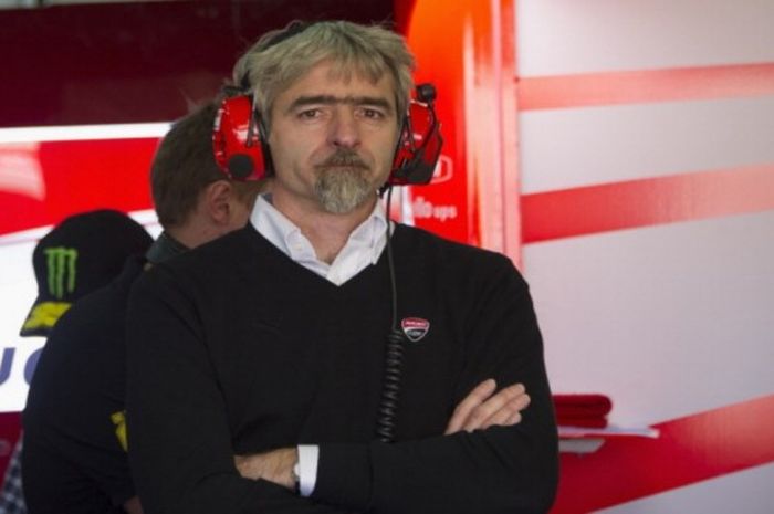 Manajer umum tim pabrikan Ducati, Luigi Dall'Igna, saat menyaksikan dua pebalapnya di tes pramusim Valencia (11/11/2015).