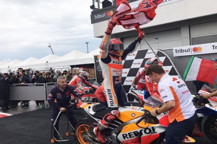 Marc Marquez berselebrasi usai memenangi GP San Marino, Minggu (10/9/2017).