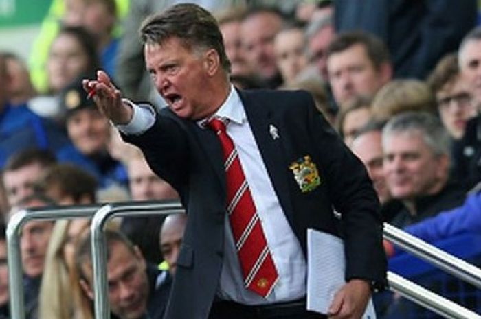 Manajer Manchester United, Louis Van Gaal, sedang emosi dalam pertandingan Premier League kontra Everton di Goodison Park, Liverpool, Inggris, 17 Oktober 2015.