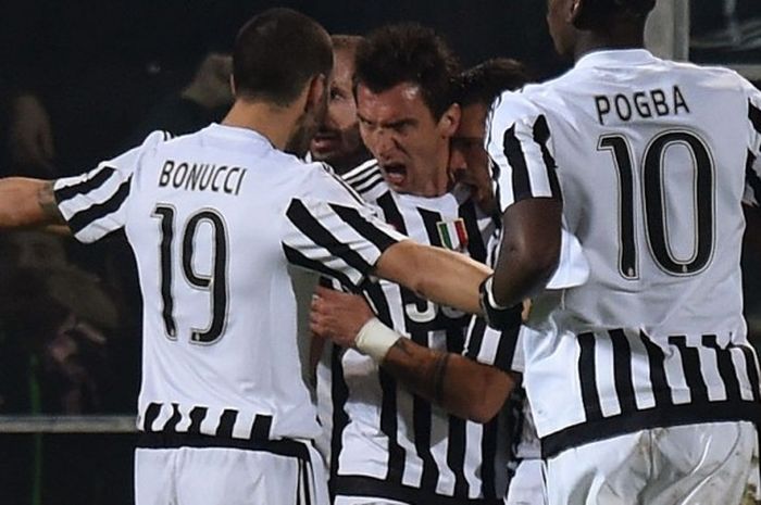 Mario Mandzukic melakukan selebrasi bersama pemain Juventus lain setelah mencetak gol pembuka kemenangan atas Palermo di Stadion Renzo Barbera, Minggu (29/11/2015) atau Senin dini hari WIB. 