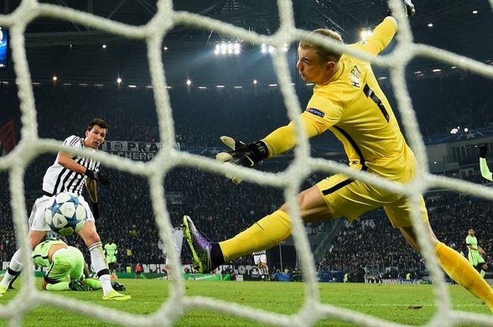 Mario Mandzukic saat mencetak gol untuk Juventus ke gawang Manchester City dalam duel Liga Champions di Juventus Stadium, 25 November 2015.