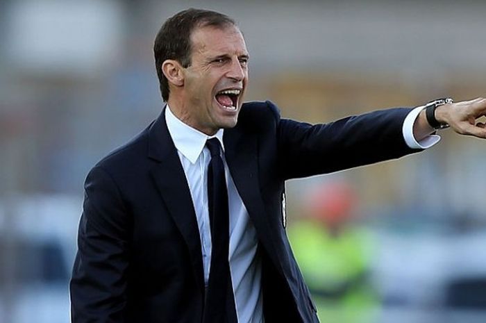 Massimiliano Allegri memberikan arahan kepada pemainya saat Juventus memetik kemenangan 3-0 atas Palermo di Stadion Renzo Barbera, Minggu (29/11/2015) atau Senin dini hari WIB.