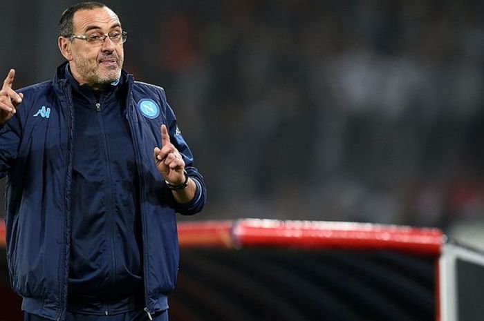 Maurizio Sarri saat memberikan arahan terhadap pemain Napoli di pertandingan melawan Atalanta, Minggu (20/12/2015). 