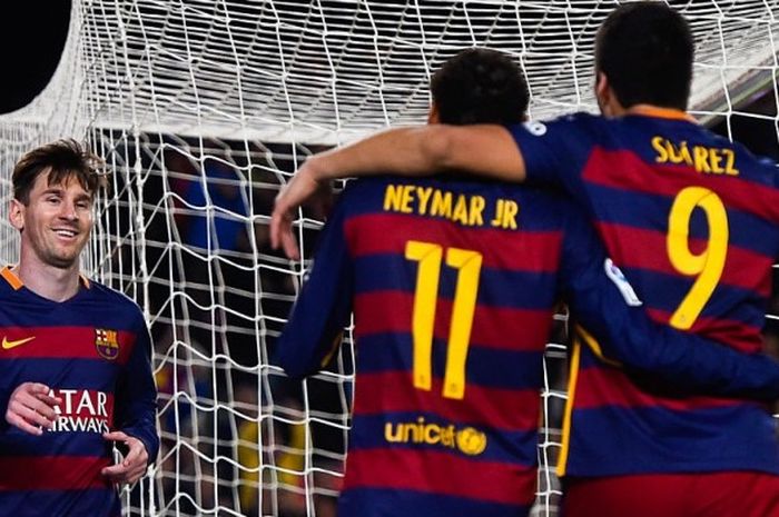 Lionel Messi, Neymar, dan Luis Suarez melakukan selebrasi bersama dalam pertandingan kontra Real Sociedad, 28 November 2015.