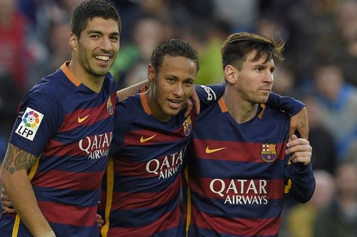 Lionel Messi, Luis Suarez, dan Neymar, berangkulan dalam pertandingan La Liga kontra Real Sociedad, 28 November 2015.