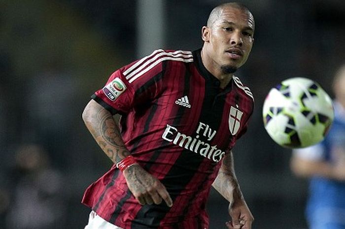 Nigel De Jong mengalami cedera saat latihan, Senin (16/11/2015) WIB.