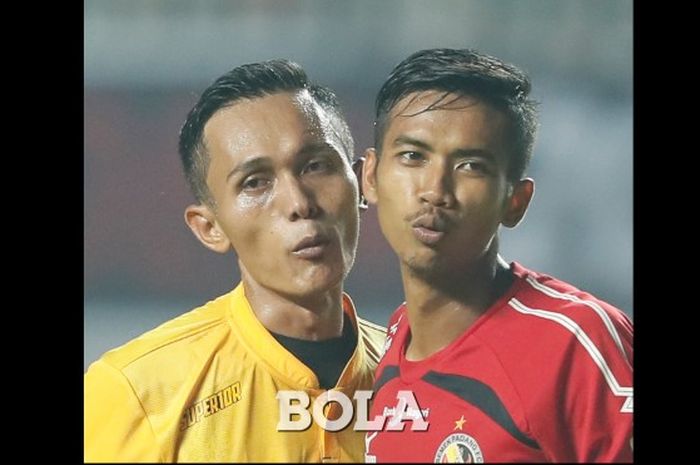 Ekspresi pemain belakang Semen Padang, Novrianto usai melakukan protes terhadap wasit Musthofa Umare