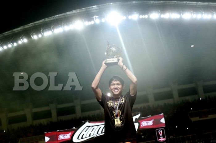 Selebrasi juara pemain Arema FC, Adam Alis usai menumbangkan Pusamania Borneo FC pada Piala Presiden 2017 di Stadion Pakansari, Cibinong, Bogor, Jawa Barat, Minggu (12/3/2017). Arema FC juara usai menang 5-1.