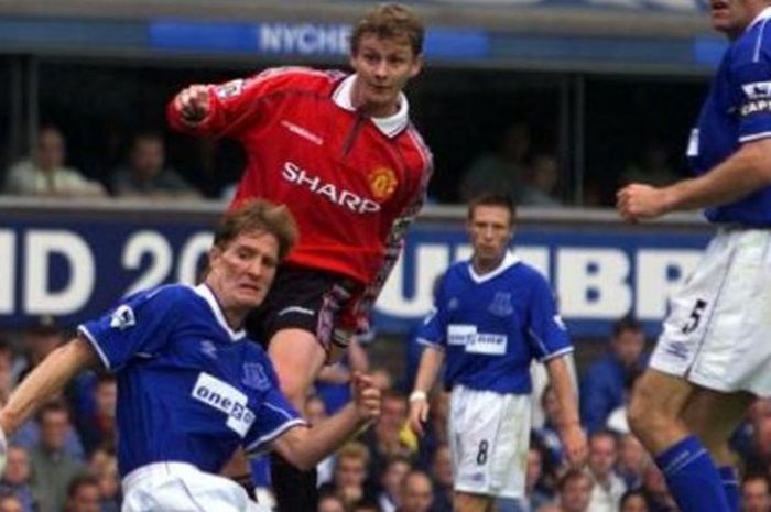 Ole Gunnar Solskjaer menembak bola dalam pertandingan pekan ke-16 Premier League versus Everton, 4 Desember 1999.