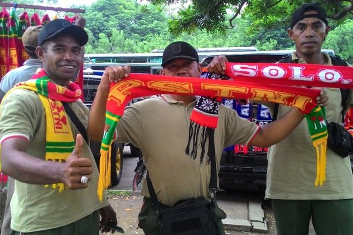 Rudi Leftehu (kanan) bersama dua rekannya kala mendukung PS TNI menghadapi Persija Jakarta pada Selasa (15/12/2015) di Stadion Manahan, Solo.