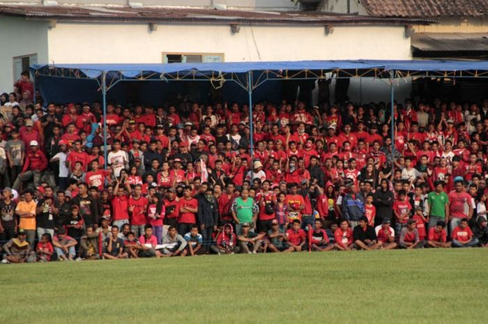 Pasoepati memadati Stadion Mini, Plumbon, Tawangmangu, Karanganyar, Kamis (5/11/2015).
