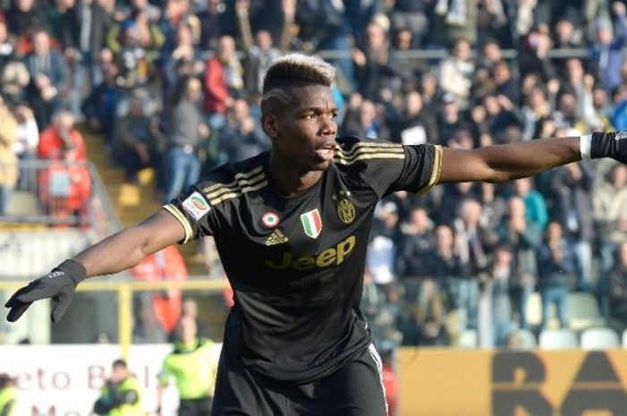 Gelandang Juventus, Paul Pogba, merayakan gol ketiga ke gawang Carpi pada laga Juventus vs Carpi di Modena, 20 Desember 2015.