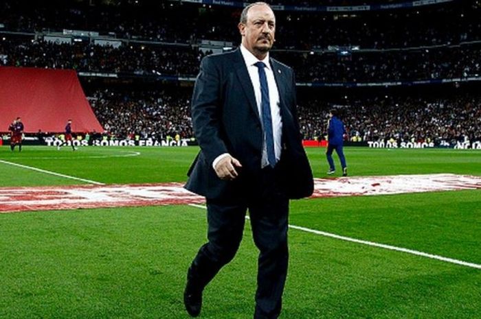 Pelatih Real Madrid, Rafael Benitez, melintasi lapangan sebelum dimulainya pertandingan La Liga antara Madrid kontra Barcelona di Santiago Bernabeu, Madrid, Spanyol, 21 November 2015. 