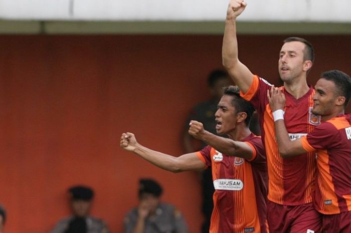 Pemain Pusamania Borneo FC melakukan selebrasi usai membobol gawang Surabaya United di laga delapan besar Piala Jenderal Sudirman, Stadion Maguwoharjo, Sleman, Minggu (13/12/2015).