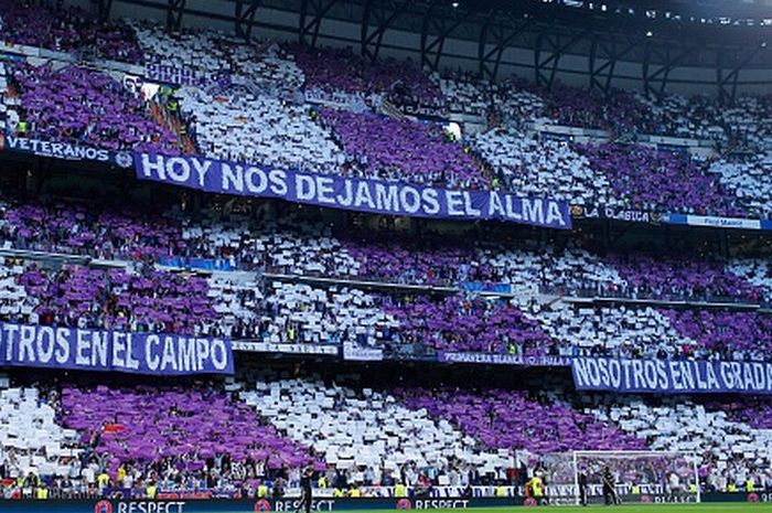 Penggemar Real Madrid sedang memberikan dukungan bagi klub kesayangannya ketika berjumpa Atletico Madrid dalam leg kedua perempat final Liga Champions di Santiago Bernabeu, Madrid, 22 April 2015.