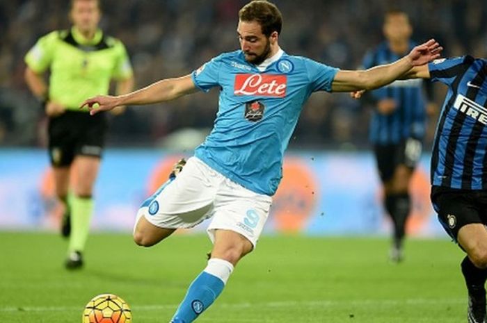 Penyerang Napoli, Gonzalo Higuain (kiri), mencetak dua gol untuk membawa timnya mengalahkan Inter Milan 2-1 dalam lanjutan Serie A di stadion San Paolo, Naples, Italia, Selasa (1/12/2015) dini hari WIB.