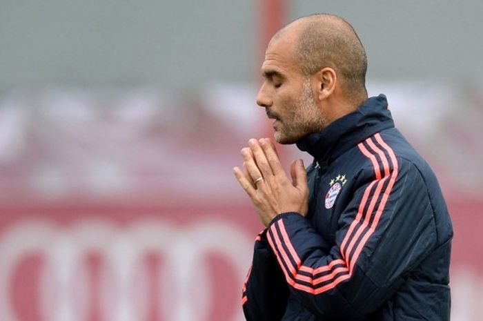 Pep Guardiola, ketika memimpin latihan Bayern Muenchen pada 8 September 2015.