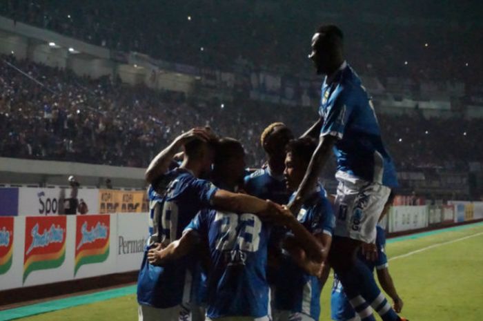 Para pemain Persib merayakan gol kedua ke gawang Persipura yang dicetak oleh Jonathan Bauman.